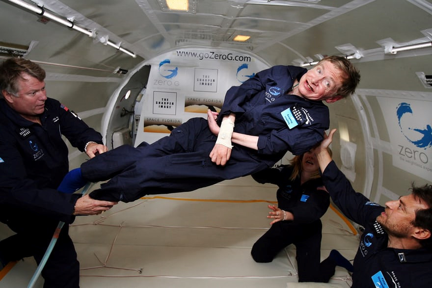 Hawking: Từ bệnh nhân xơ cứng teo cơ tới thiên tài vật lý